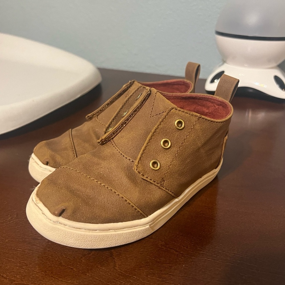 Toddler Tom’s shoes